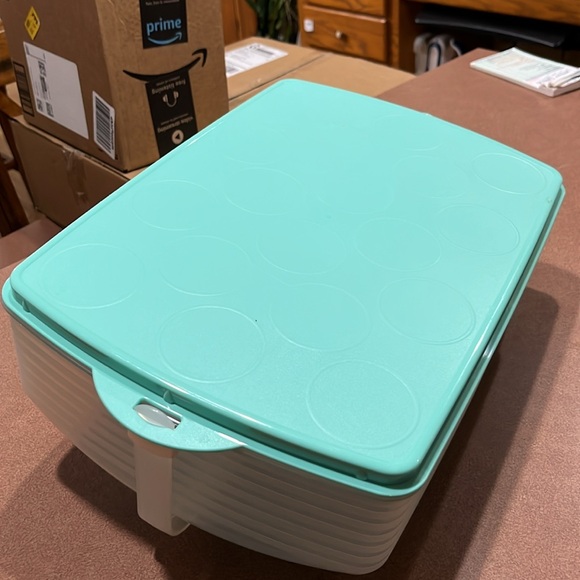 Tupperware Cupcake Carrier - Picture 2 of 3